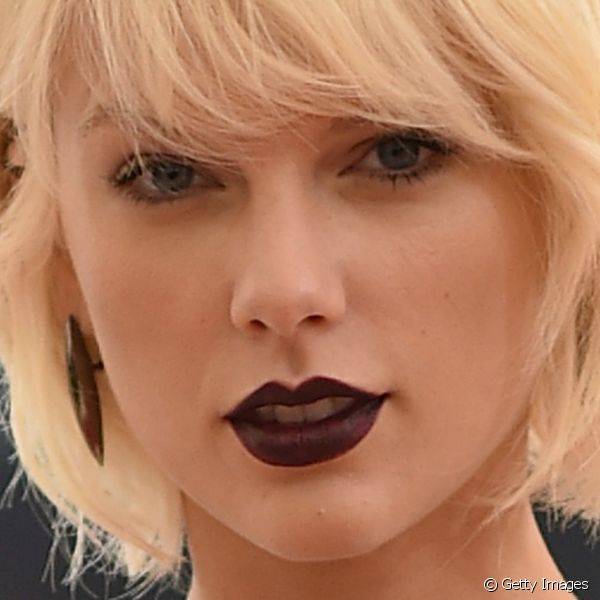 No baile do MET, Taylor Swift escolheu um estilo bem 'rocker', com l?bios vinho escuro e unhas da mesma cor